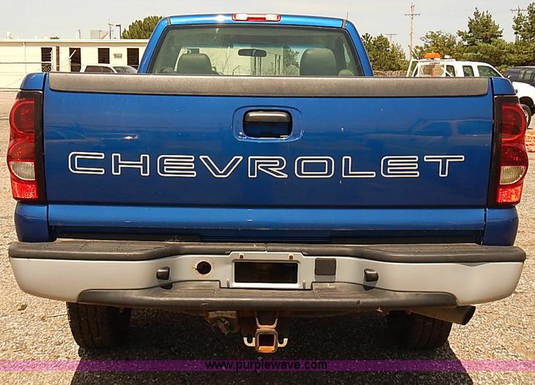 image for item E7789 2004 Chevrolet Silverado 2500HD pickup truck