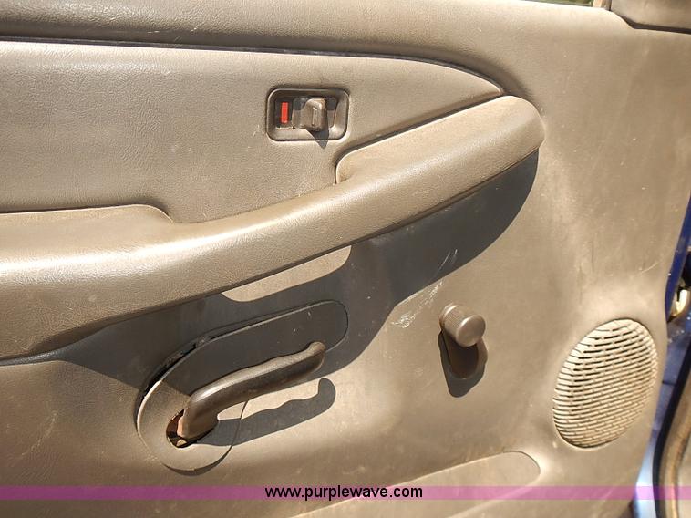 image for item E7789 2004 Chevrolet Silverado 2500HD pickup truck