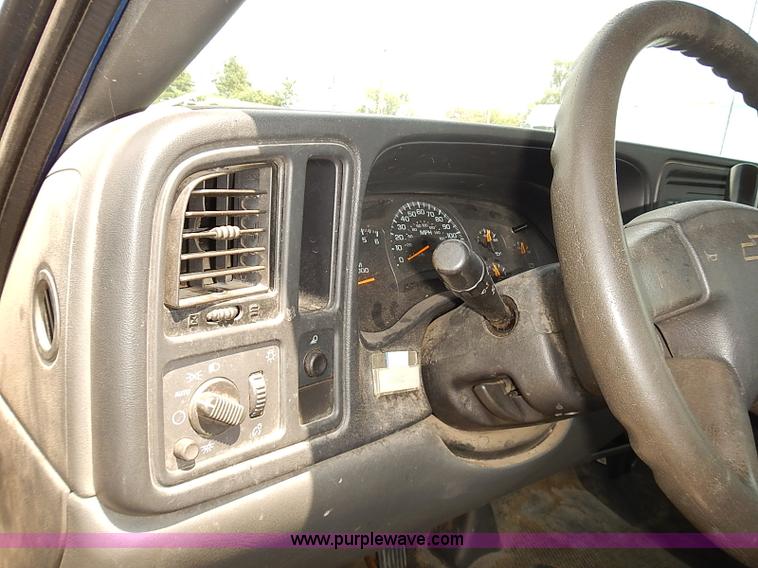 image for item E7789 2004 Chevrolet Silverado 2500HD pickup truck