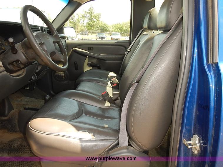 image for item E7789 2004 Chevrolet Silverado 2500HD pickup truck