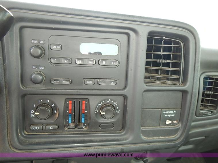 image for item E7789 2004 Chevrolet Silverado 2500HD pickup truck