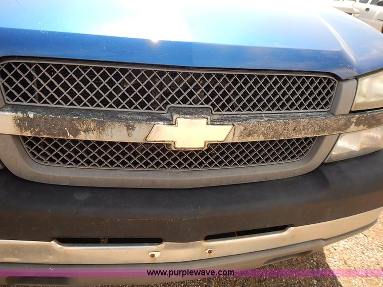 image for item E7789 2004 Chevrolet Silverado 2500HD pickup truck