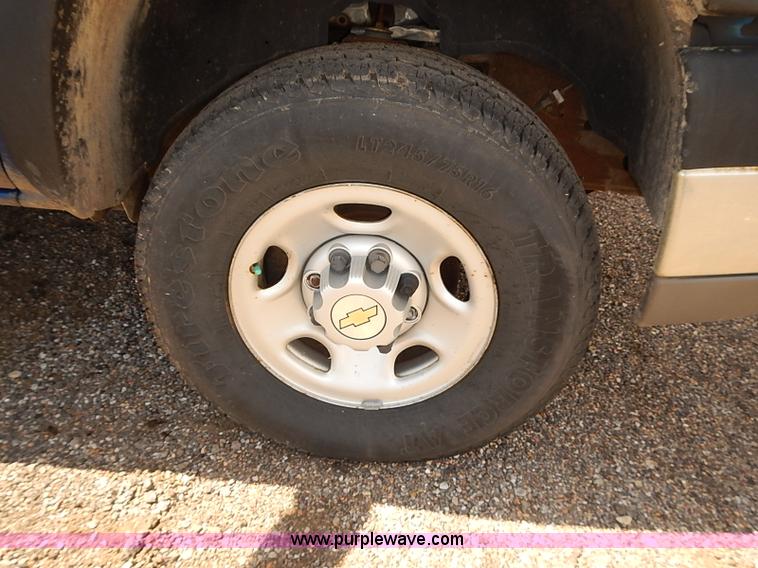 image for item E7789 2004 Chevrolet Silverado 2500HD pickup truck