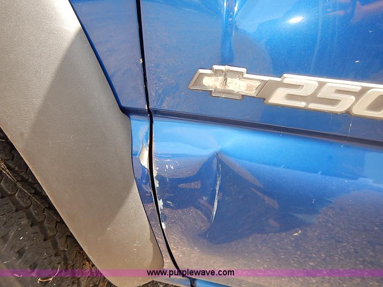 image for item E7789 2004 Chevrolet Silverado 2500HD pickup truck
