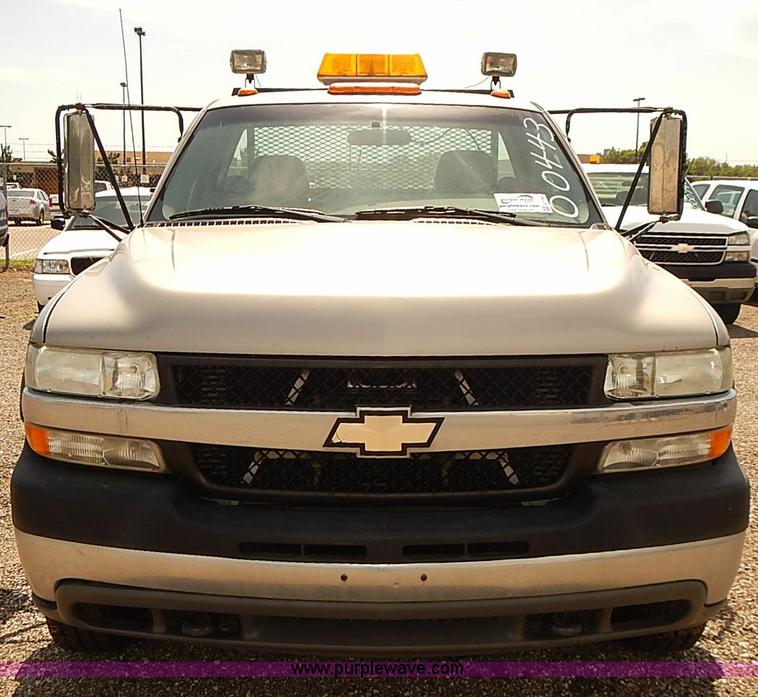 image for item E7791 2002 Chevrolet Silverado 3500 utility truck
