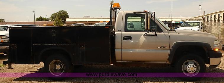 image for item E7791 2002 Chevrolet Silverado 3500 utility truck