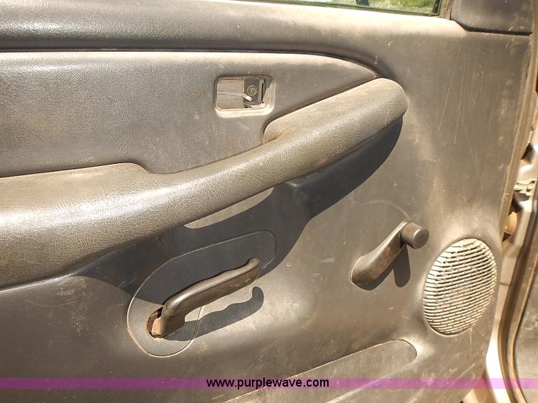 image for item E7791 2002 Chevrolet Silverado 3500 utility truck