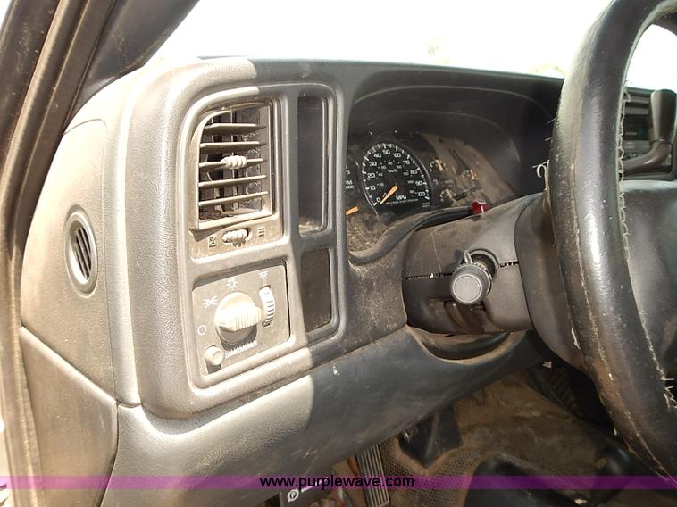 image for item E7791 2002 Chevrolet Silverado 3500 utility truck