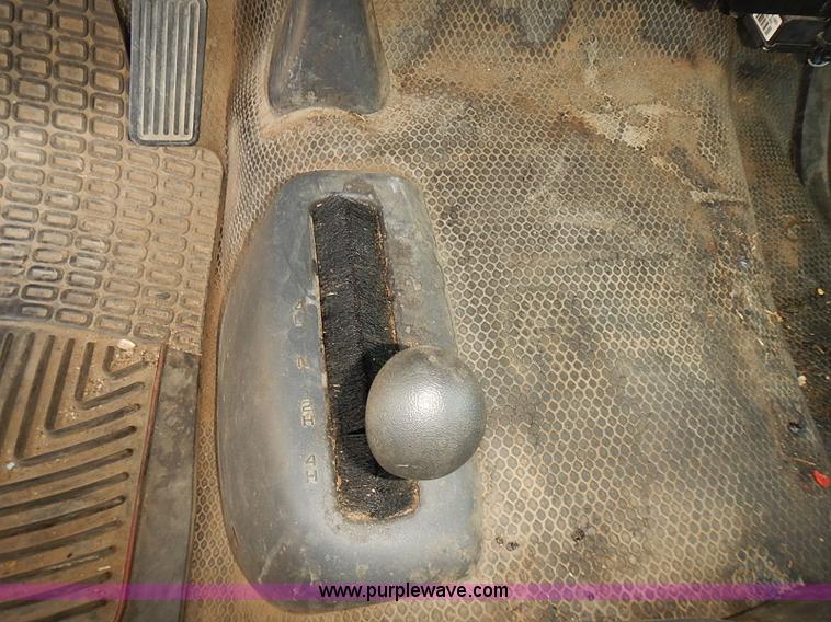 image for item E7791 2002 Chevrolet Silverado 3500 utility truck