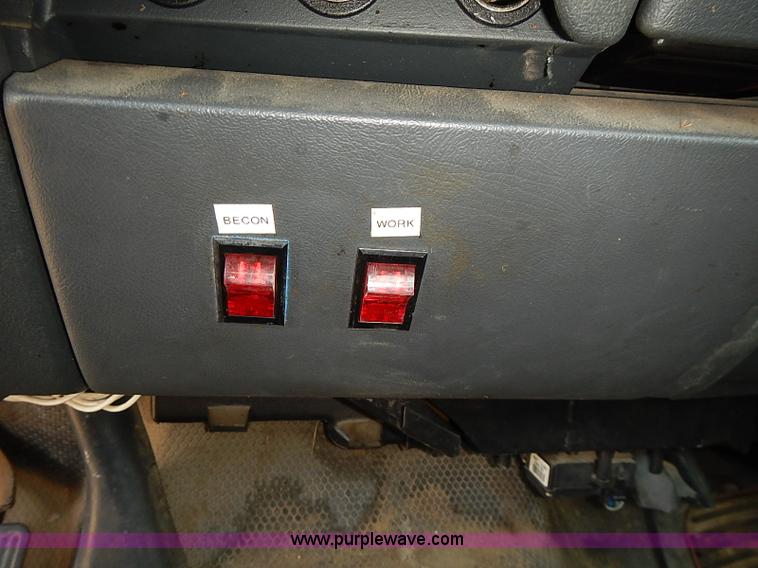 image for item E7791 2002 Chevrolet Silverado 3500 utility truck