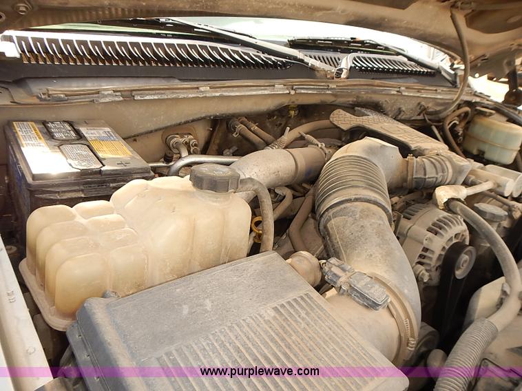 image for item E7791 2002 Chevrolet Silverado 3500 utility truck