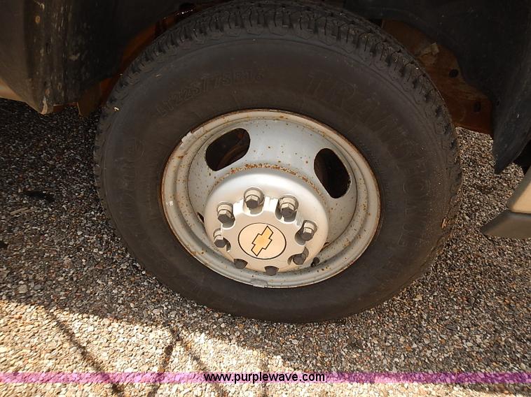 image for item E7791 2002 Chevrolet Silverado 3500 utility truck