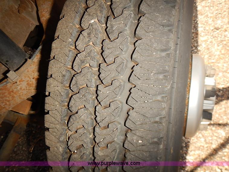 image for item E7791 2002 Chevrolet Silverado 3500 utility truck