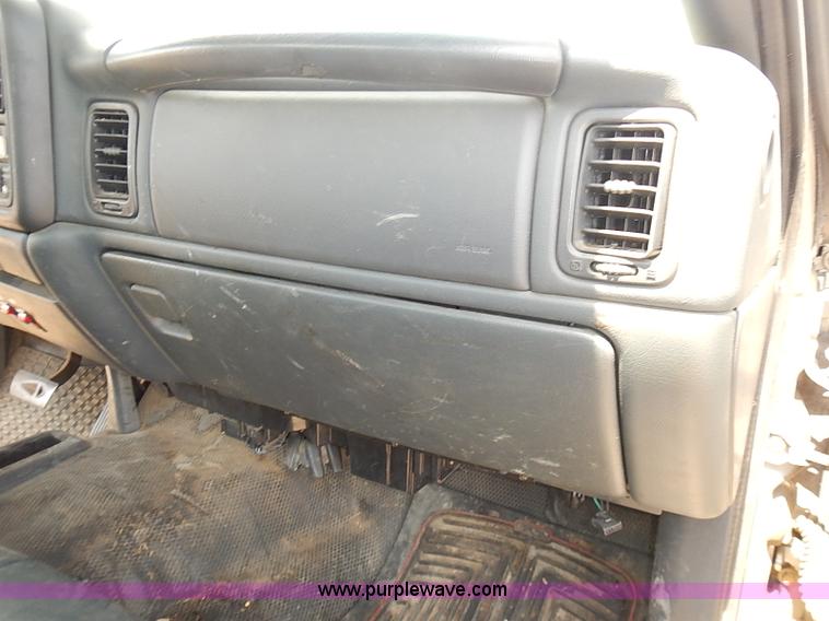 image for item E7791 2002 Chevrolet Silverado 3500 utility truck