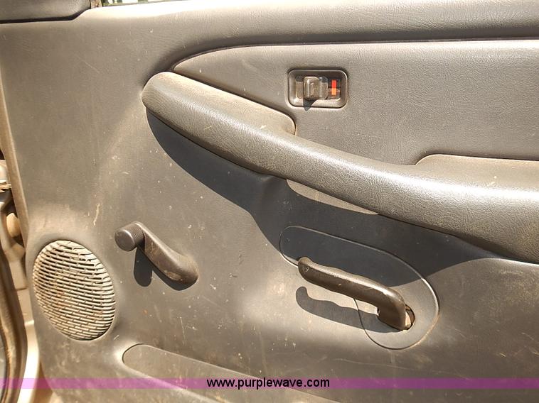 image for item E7791 2002 Chevrolet Silverado 3500 utility truck