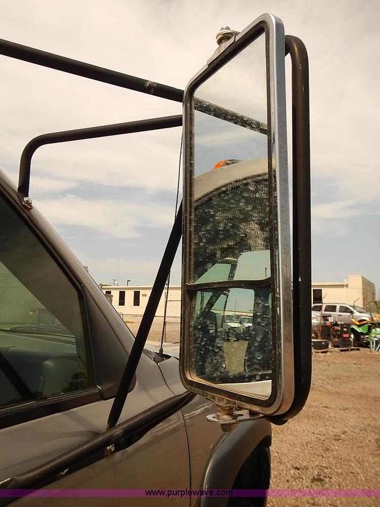 image for item E7791 2002 Chevrolet Silverado 3500 utility truck