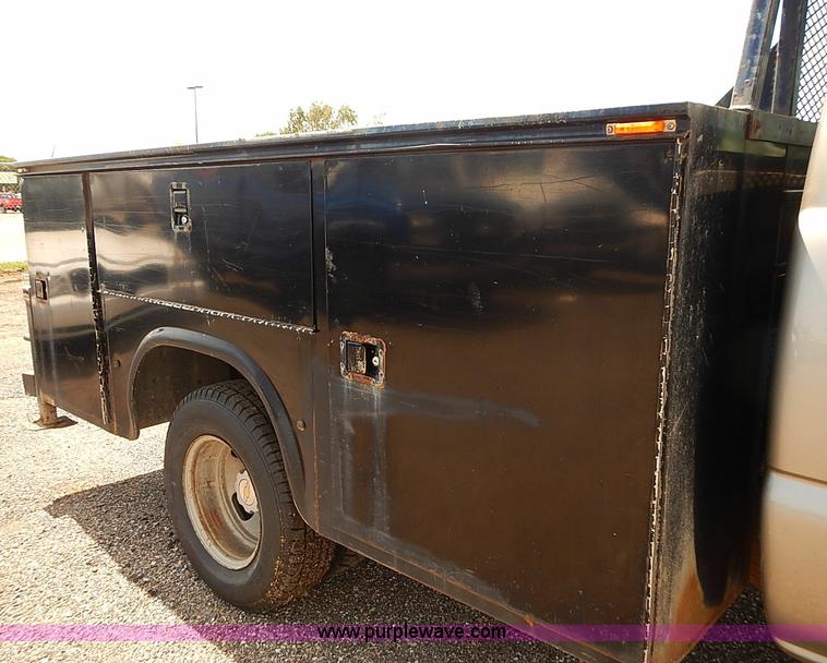 image for item E7791 2002 Chevrolet Silverado 3500 utility truck