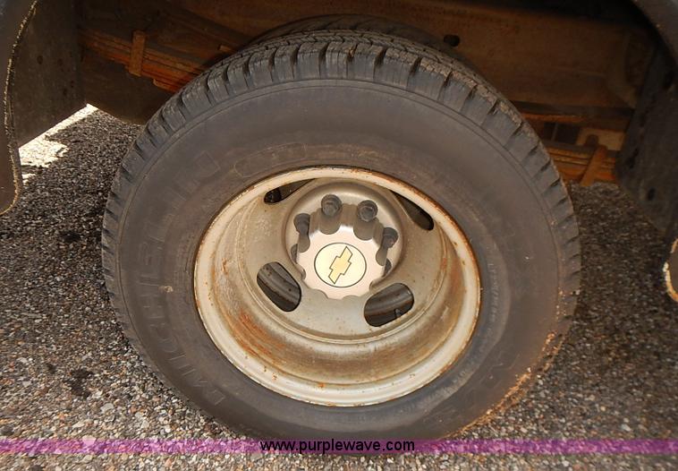 image for item E7791 2002 Chevrolet Silverado 3500 utility truck