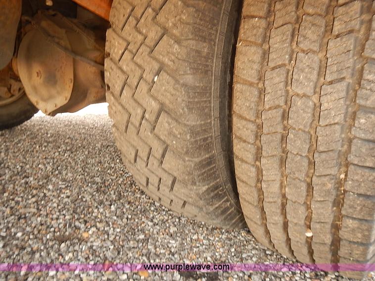 image for item E7791 2002 Chevrolet Silverado 3500 utility truck