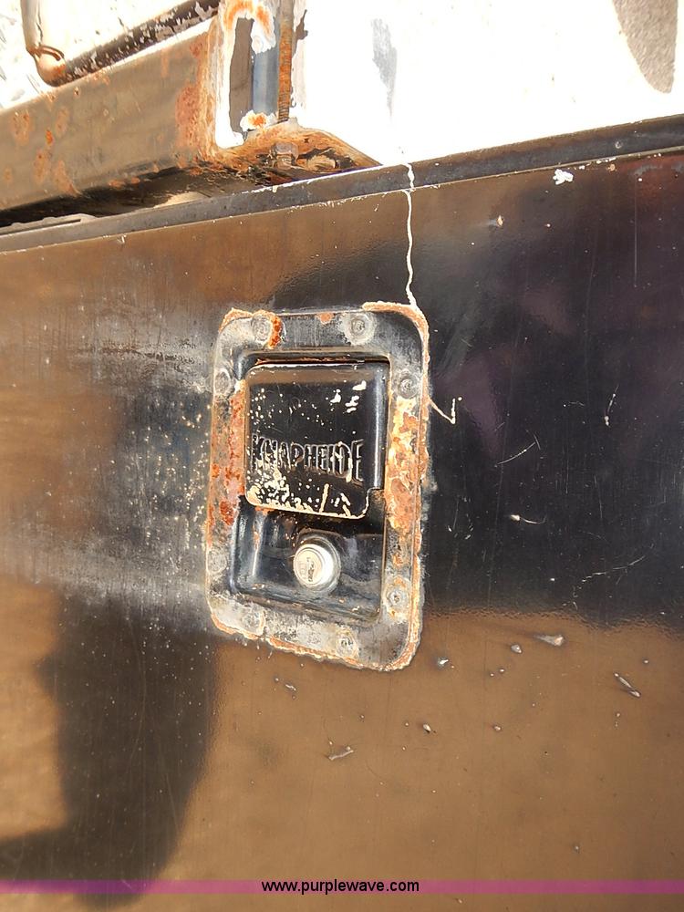 image for item E7791 2002 Chevrolet Silverado 3500 utility truck