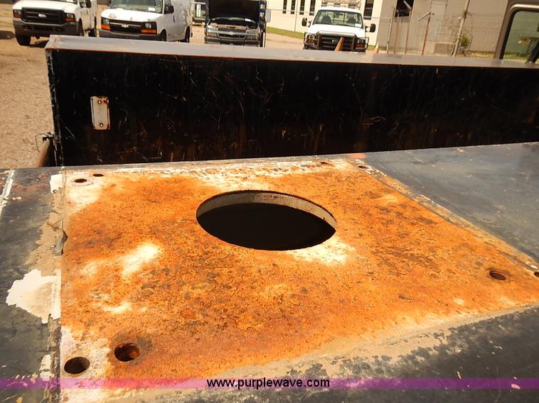 image for item E7791 2002 Chevrolet Silverado 3500 utility truck