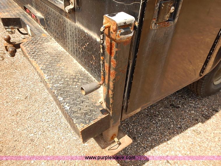 image for item E7791 2002 Chevrolet Silverado 3500 utility truck