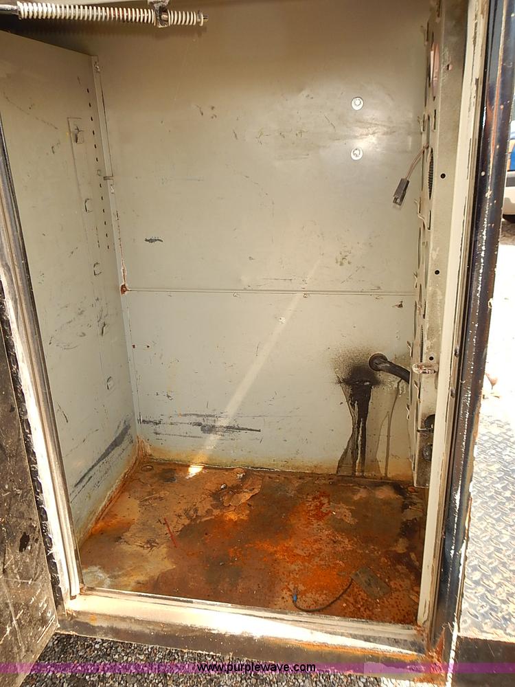 image for item E7791 2002 Chevrolet Silverado 3500 utility truck