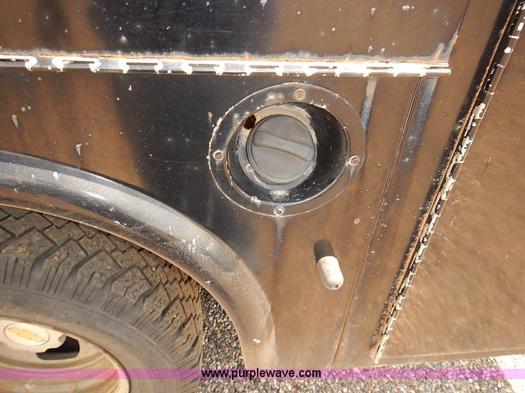 image for item E7791 2002 Chevrolet Silverado 3500 utility truck