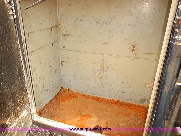 image for item E7791 2002 Chevrolet Silverado 3500 utility truck