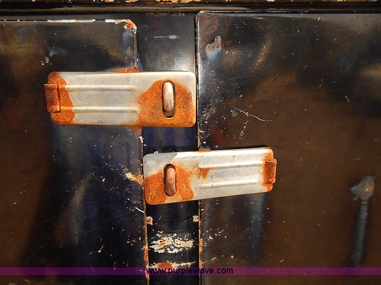 image for item E7791 2002 Chevrolet Silverado 3500 utility truck