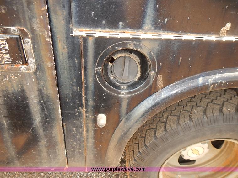 image for item E7791 2002 Chevrolet Silverado 3500 utility truck