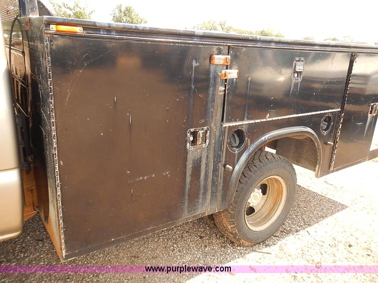 image for item E7791 2002 Chevrolet Silverado 3500 utility truck