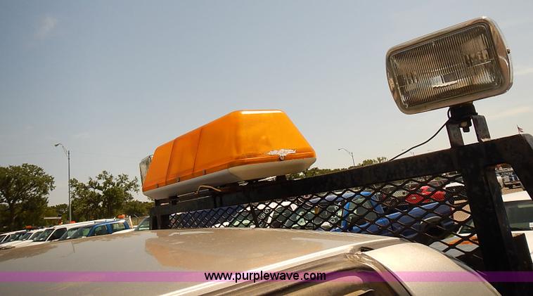 image for item E7791 2002 Chevrolet Silverado 3500 utility truck