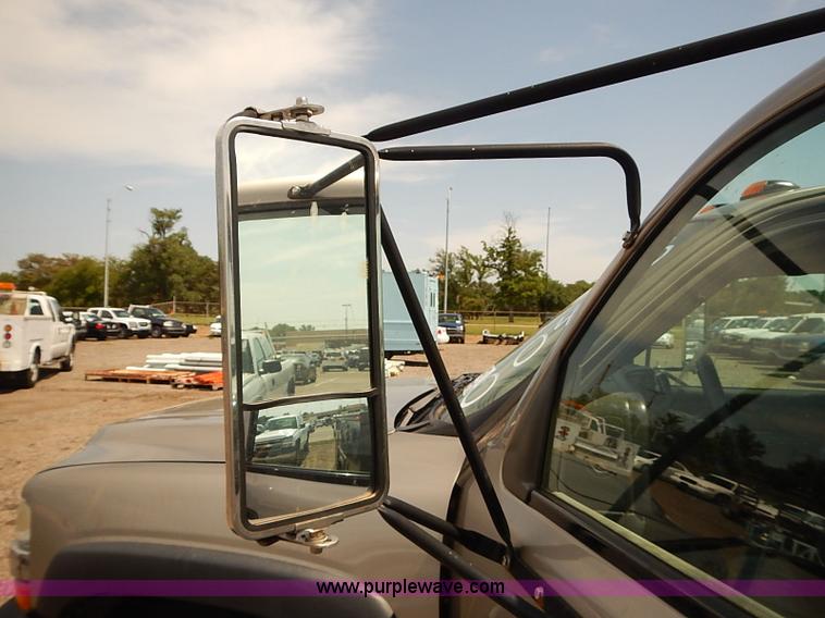 image for item E7791 2002 Chevrolet Silverado 3500 utility truck