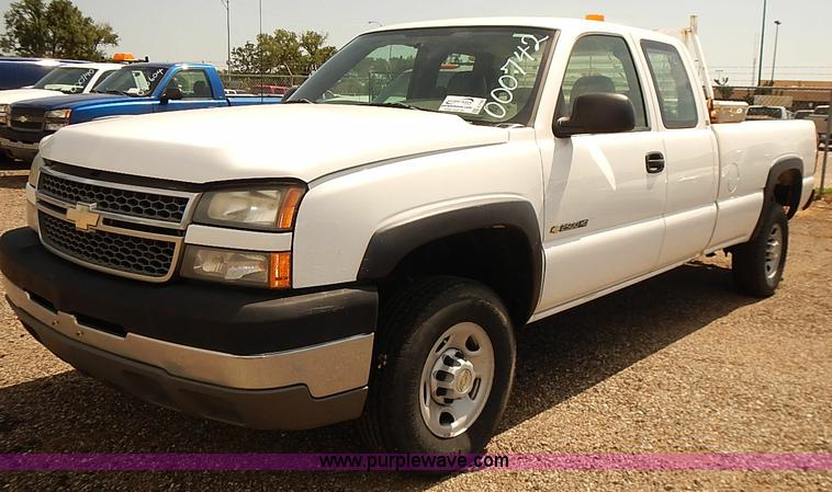 image for item E7792 2005 Chevrolet Silverado 2500HD Ext. Cab pickup truck