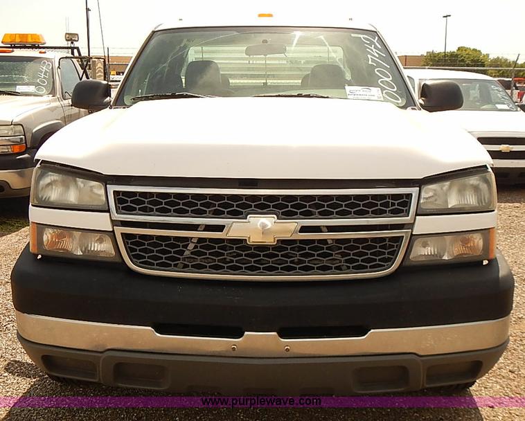 image for item E7792 2005 Chevrolet Silverado 2500HD Ext. Cab pickup truck