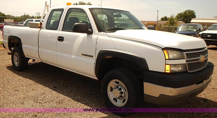 image for item E7792 2005 Chevrolet Silverado 2500HD Ext. Cab pickup truck