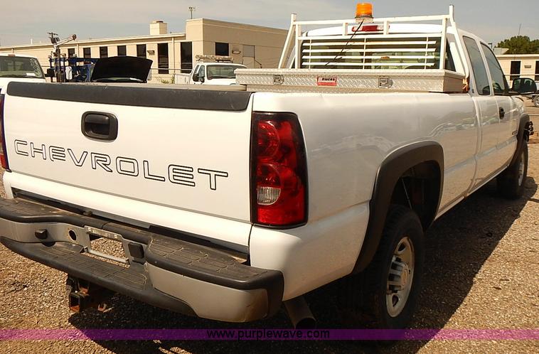 image for item E7792 2005 Chevrolet Silverado 2500HD Ext. Cab pickup truck