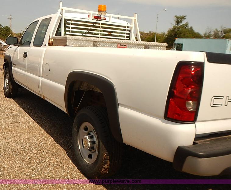 image for item E7792 2005 Chevrolet Silverado 2500HD Ext. Cab pickup truck