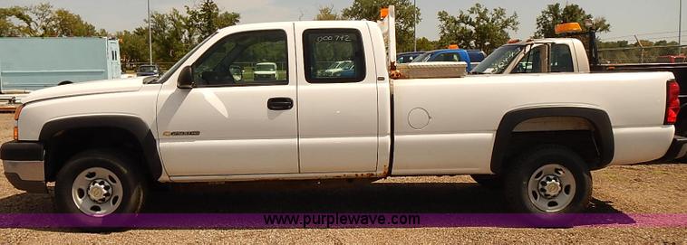 image for item E7792 2005 Chevrolet Silverado 2500HD Ext. Cab pickup truck
