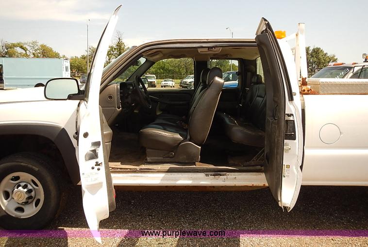 image for item E7792 2005 Chevrolet Silverado 2500HD Ext. Cab pickup truck