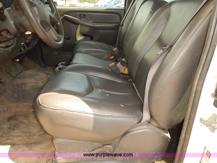 image for item E7792 2005 Chevrolet Silverado 2500HD Ext. Cab pickup truck