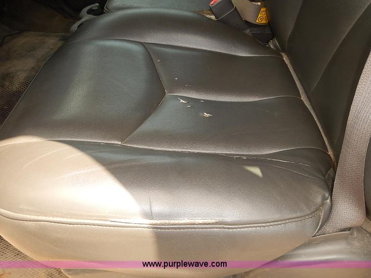 image for item E7792 2005 Chevrolet Silverado 2500HD Ext. Cab pickup truck