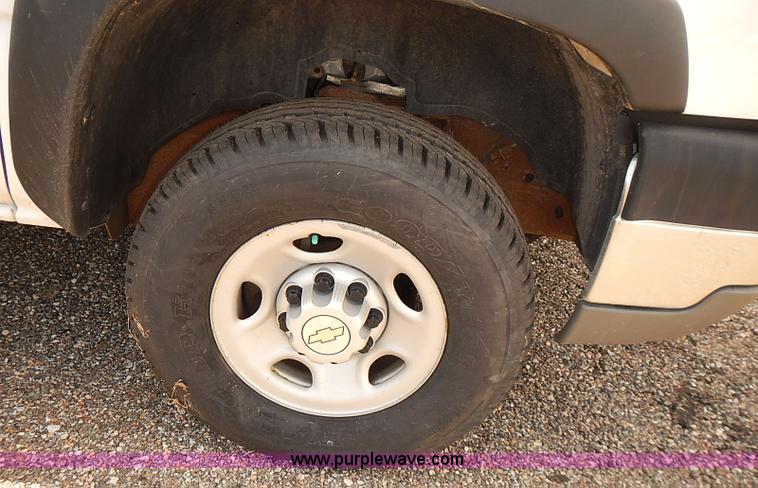image for item E7792 2005 Chevrolet Silverado 2500HD Ext. Cab pickup truck