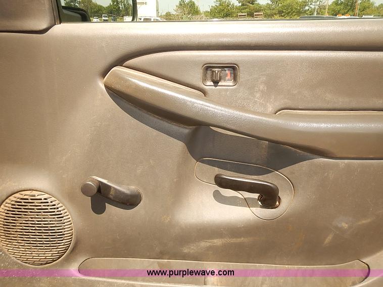 image for item E7792 2005 Chevrolet Silverado 2500HD Ext. Cab pickup truck