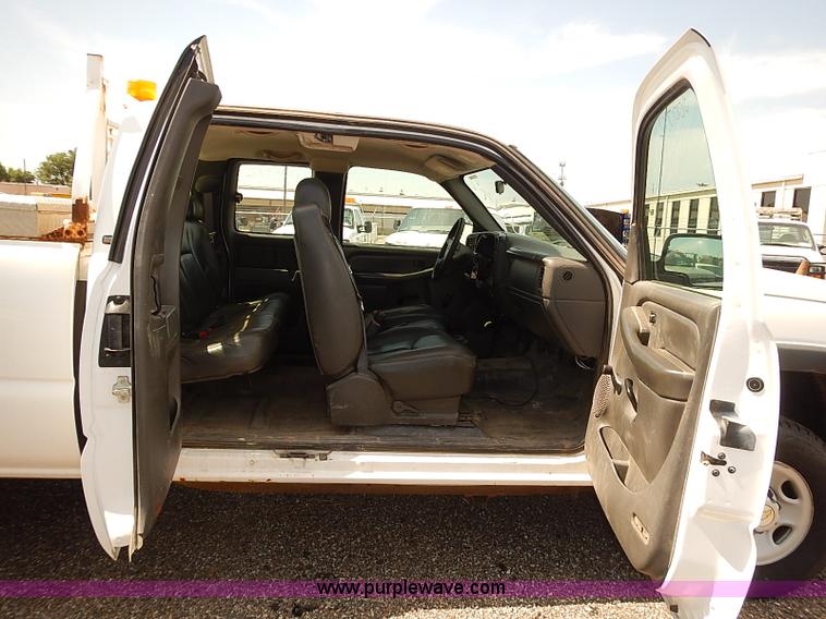 image for item E7792 2005 Chevrolet Silverado 2500HD Ext. Cab pickup truck