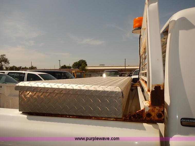 image for item E7792 2005 Chevrolet Silverado 2500HD Ext. Cab pickup truck