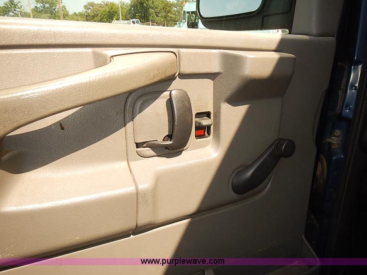 image for item E7797 2003 Chevrolet Express 2500 Cargo van
