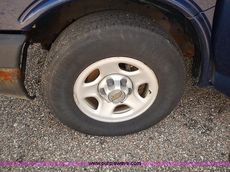 image for item E7797 2003 Chevrolet Express 2500 Cargo van