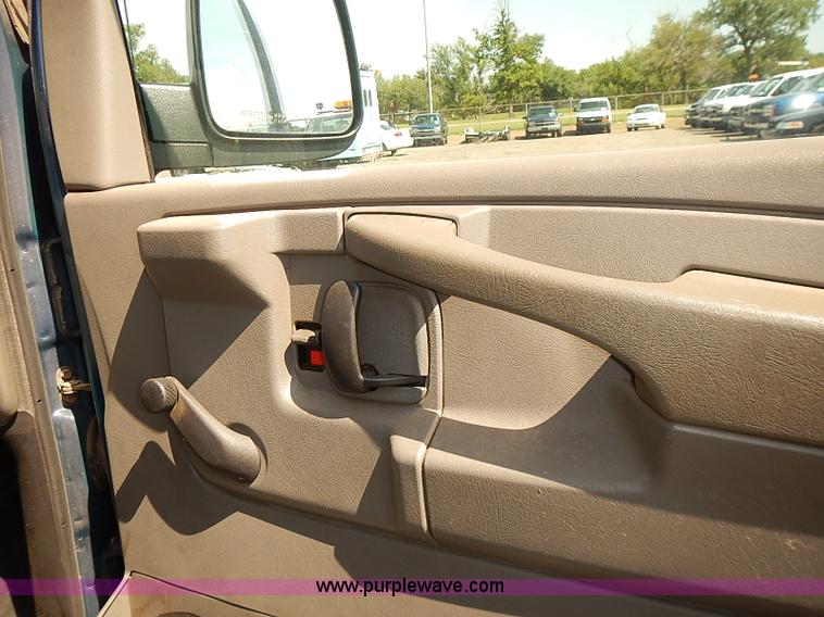 image for item E7797 2003 Chevrolet Express 2500 Cargo van